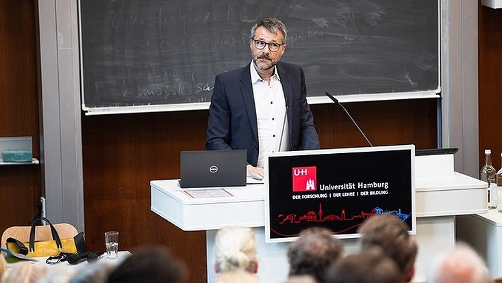 Frank Schmitz gives a talk in the lecture hall.