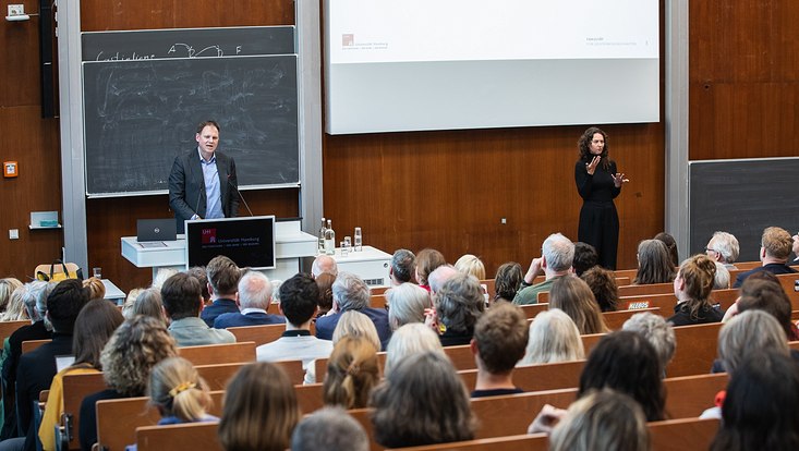 Hauke Heekeren hält ein Grußwort.