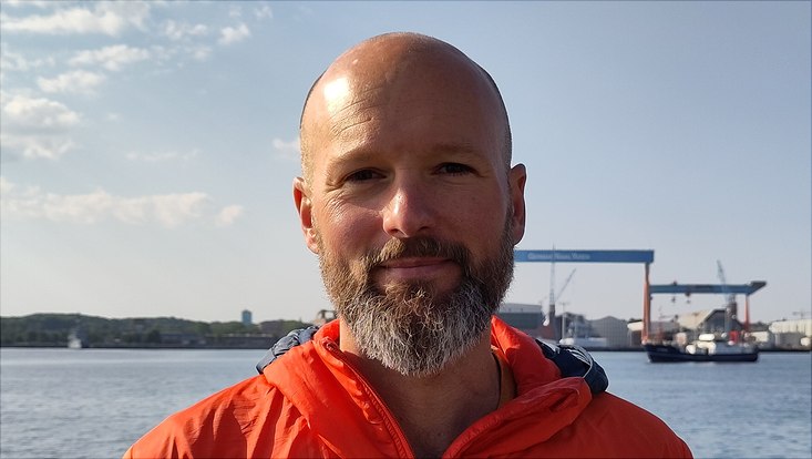 Portrait of Florian Scholz on the water