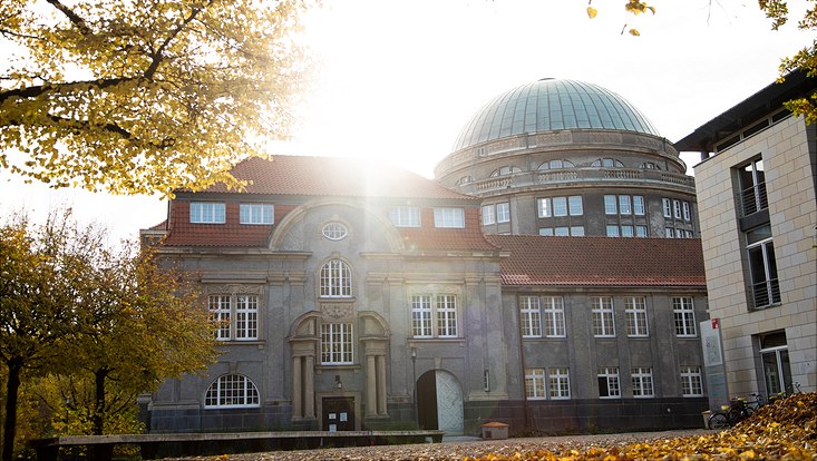 Das Hauptgebäude der Uni Hamburg im Herbst.