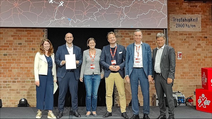 Vertreter:innen der Startup Factory Hamburg nehmen die Urkunde des BMWK entgegen