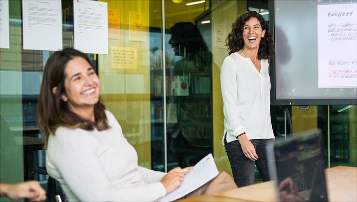 Symbolbild Mentoring&programm mit lachenden Frauen in einem Besprechungsraum