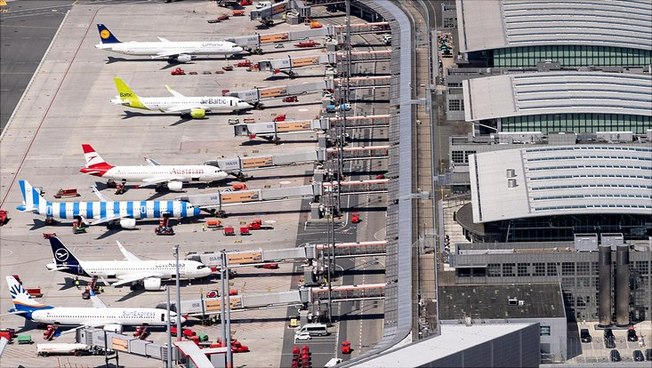 Flugzeuge stehen auf dem Vorfeld des Hamburg Airport