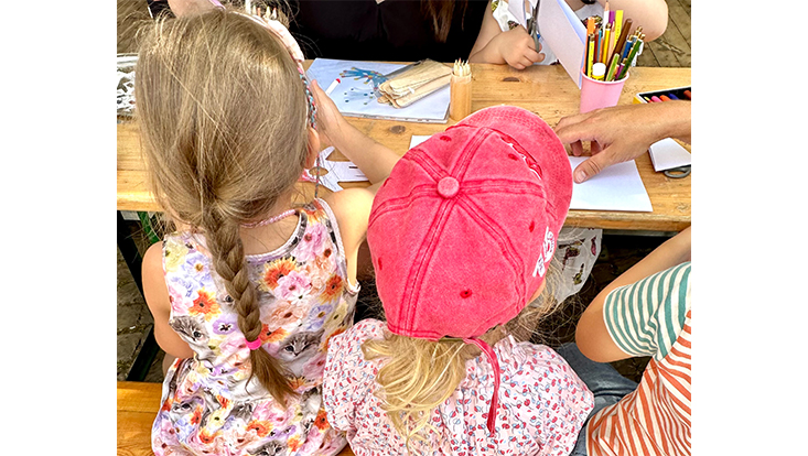 Im kreativen Flow: Mitmachaktion am Basteltisch
