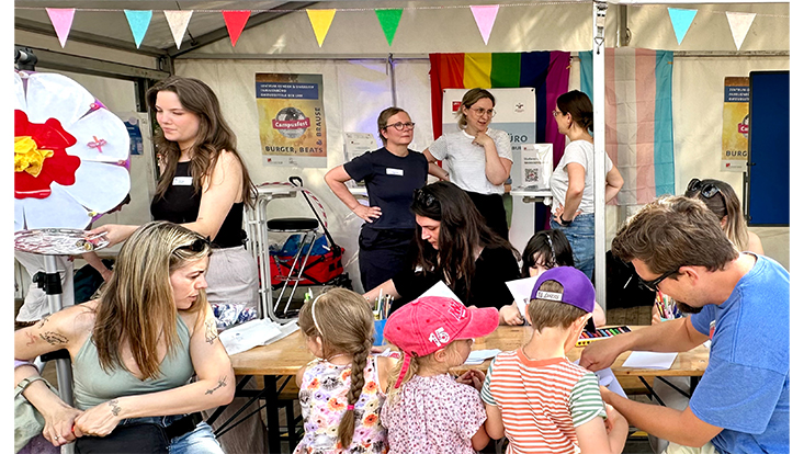 Groß und Klein trafen sich am Stand des Familienbüros