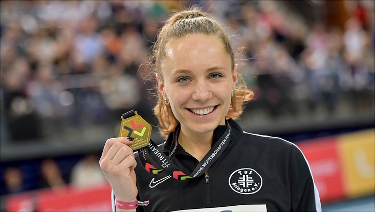Alina Ammann, German 800m indoor champion 2024, with her gold medal