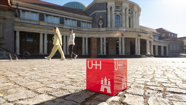 The University of Hamburg cube in front of the University’s Main Building