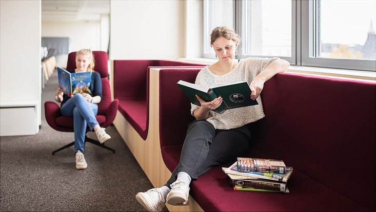 Women reading in a library