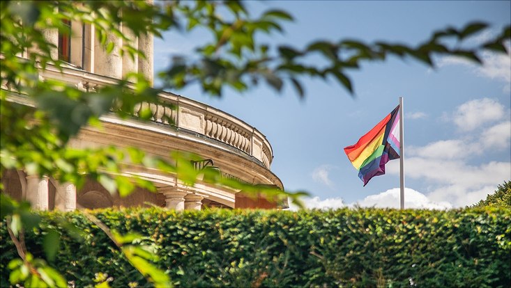 Eine Queer-Fahne ist vor dem Hauptgebäude der Universität Hamburg gehisst.