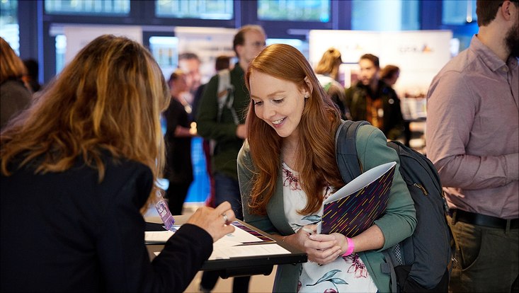 Menschen auf einer Jobmesse