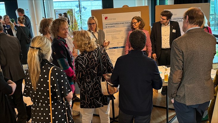 Teilnehmende unterhalten sich beim Thementag