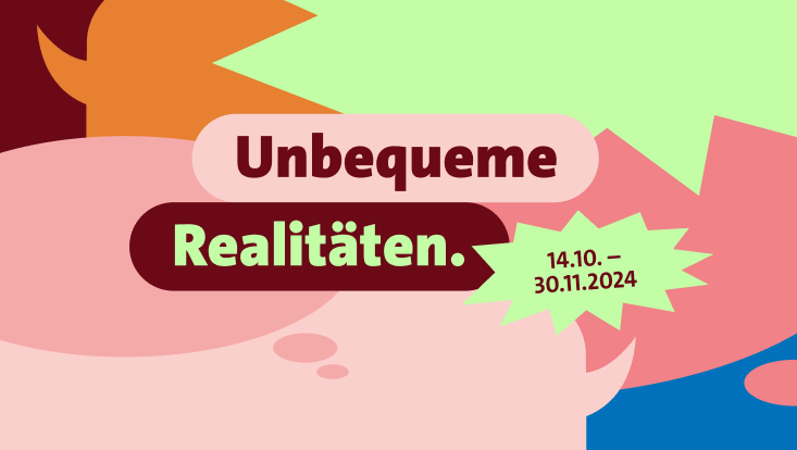 Das Bild zeigt den Text "Unbequeme Realitäten." und das Datum "14.10. – 30.11.2024" vor einem bunten, abstrakten Hintergrund.