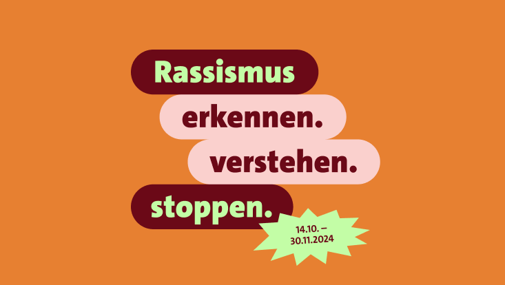 Das Bild zeigt den Slogan: "Rassismus erkennen. verstehen. stoppen." und ein Datum (14.10. – 30.11.2024) auf orangem Hintergrund.