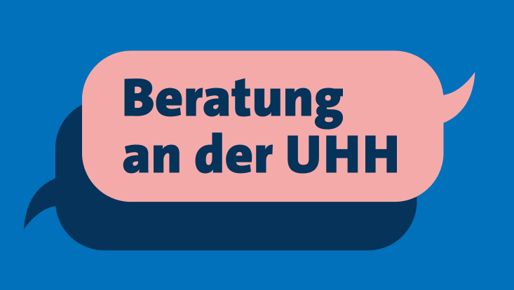 Das Bild zeigt den Text "Beratung an der UHH" in dunkelblauer Schrift auf einer rosa Sprechblase, die vor einer dunkelblauen Sprechblase liegt. Der Hintergrund ist blau.