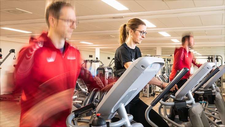 Menschen beim Training im Fitnessstudio