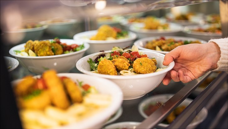 Ein Salat mit Falafel-Bällchen in der Auslage einer Mensa