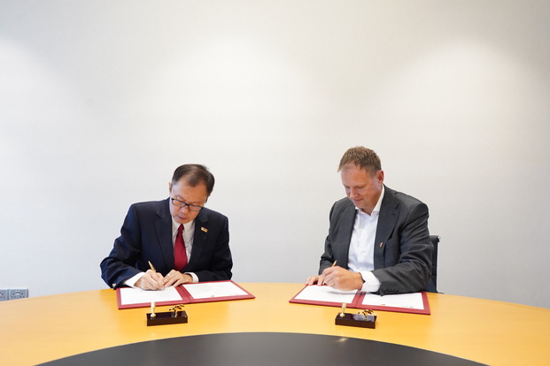 Prof. Ho Teck Hua (l.) and Prof. Dr. Hauke Heekeren signing the letter of intent