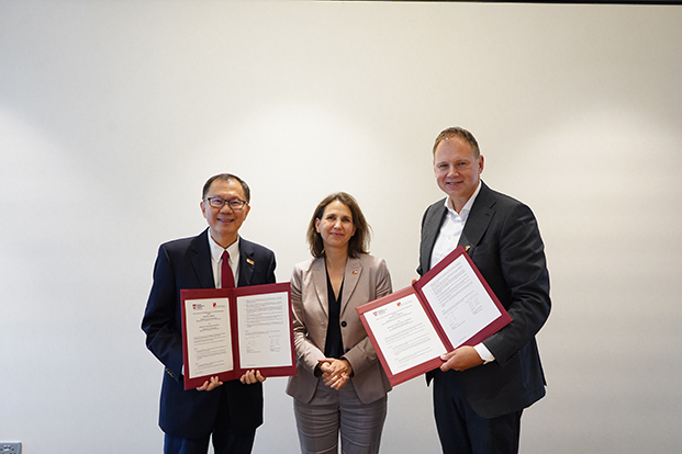 Mit dem Letter of Intent (v. l.): Prof. Ho Teck Hua, Staatsrätin Liv Assmann und Prof Dr. Hauke Heekeren