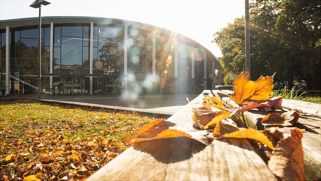 Das Audimax der Universität Hamburg im Herbst