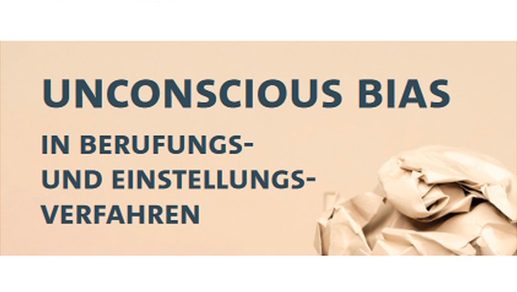 Hellbrauner bis beiger Hintergrund. Schrift in Großbuchstaben: Unconscious Bias in Berufungs- und Einstellungsverfahren. Unten rechts ist ein Haufen zusammengeknüllter, brauner Papiertüten zu sehen.