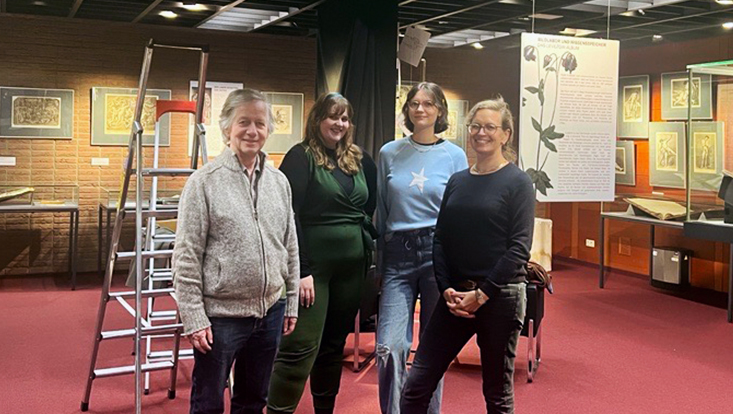 Prof. Dr. Iris Wenderholm (r.) mit Studierenden bei der Einrichtung der Ausstellung in der SUB