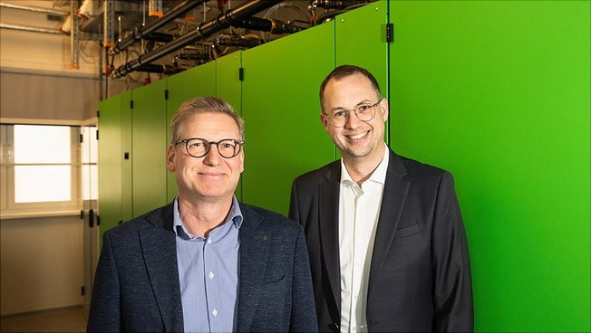 Markus Böttger, kommissarischer Leiter des Regionalen Rechenzentrums, und Prof. Dr.-Ing. Sebastian Gerling, CDO der UHH, vor dem neuen Hochleistungsrechner Hummel-2.