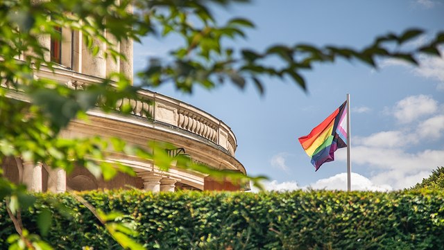 Diversity Flagge vor der Uni Hamburg