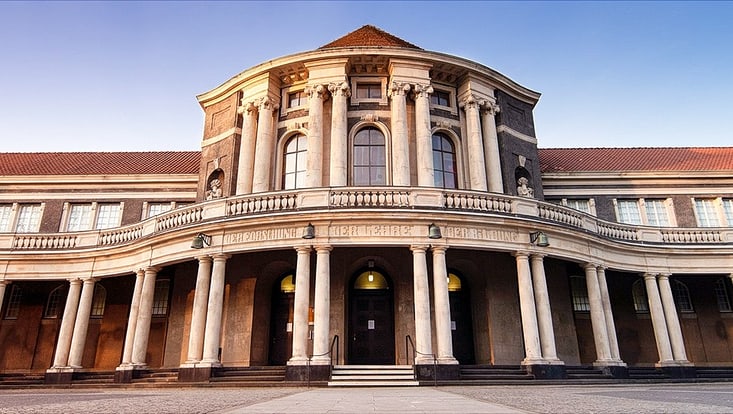 Die Frontseite des Hauptgebäudes der Universität Hamburg.