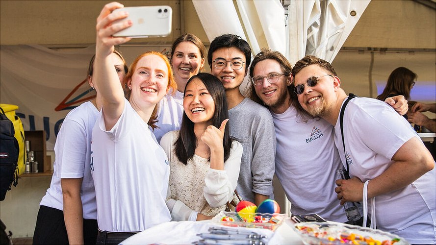 Eine fröhliche Gruppe Studierende macht ein Selfie