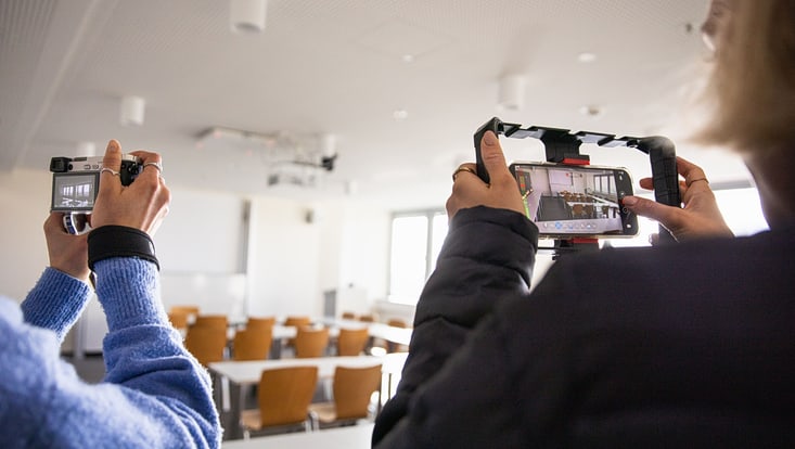 Bei einem Event wird fotografiert und gefilmt