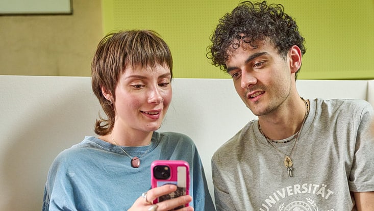 Zwei Studieren schauen gemeinsam auf ein Smartphone