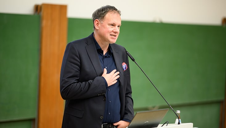 dosch-heinemann-3-733x414 Prof. Dr. Hauke Heekeren bei der feierlichen Amtsübergabe im DESY.
