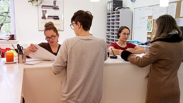 Studierende am Empfang des Studienbüros