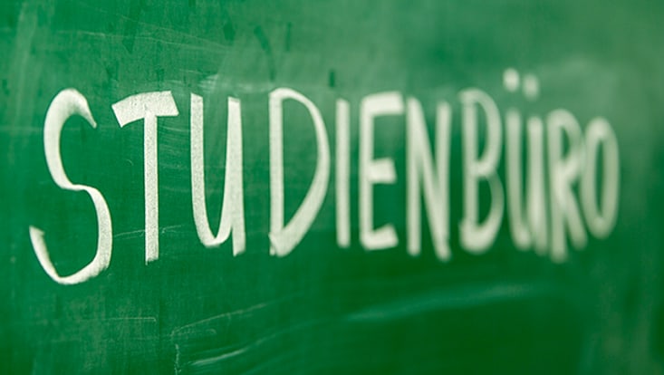 Auf einer grünen Tafel steht mit weißer Kreide in Großbuchstaben das Wort "Studienbüro".