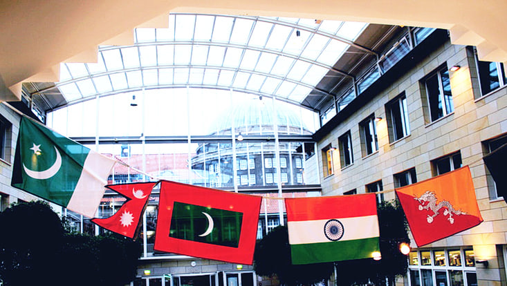 Eine Girlande mit den Flaggen der Länder Pakistan, Malediven, Indien und Bhutan hängt an der Decke des Artriums in der Edmund-Siemers-Allee.