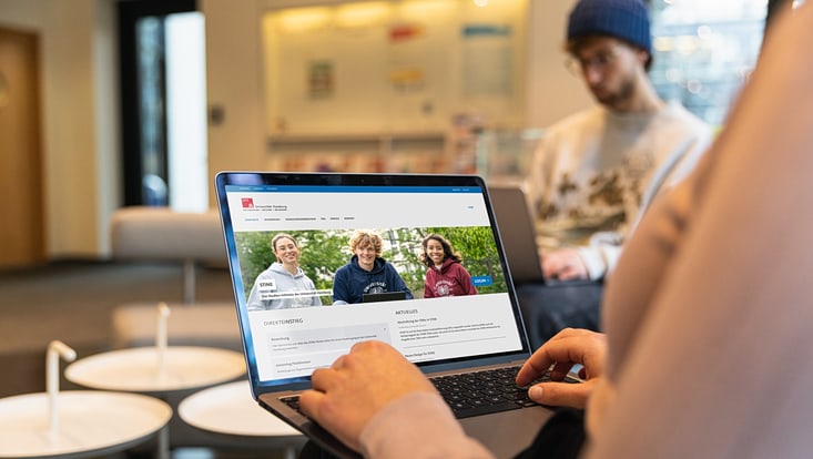 Studierende hat auf einem Laptop die neu gestaltete STiNE-Webseite geöffnet