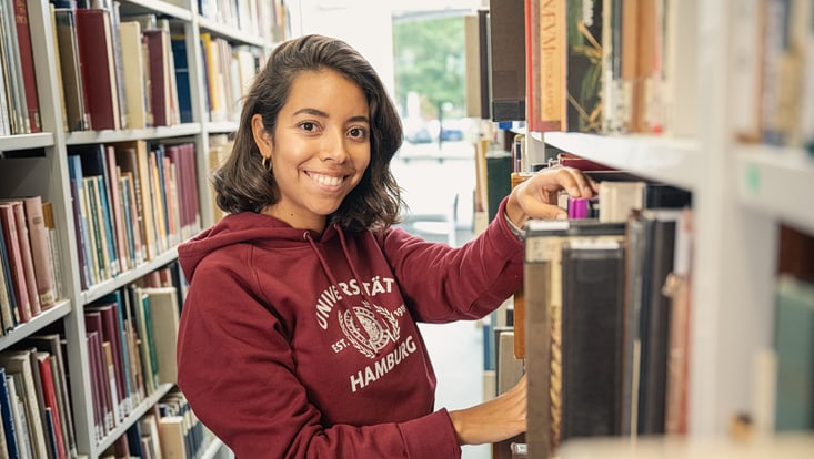 Foto: Studentin in Bibliothek
