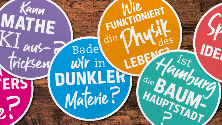 Bierdeckel, auf denen die Vortragtitel gedruckt sind