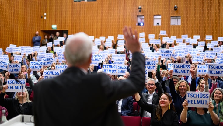 Prof. Dosch was farewelled after 16 years in office with signs saying “Tschüss Helmut.”