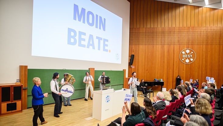 A band is playing to welcome the new DESY chair.