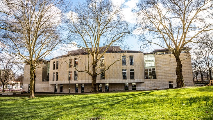 Foto des Westflügels vom Hauptgebäude der Uni Hamburg