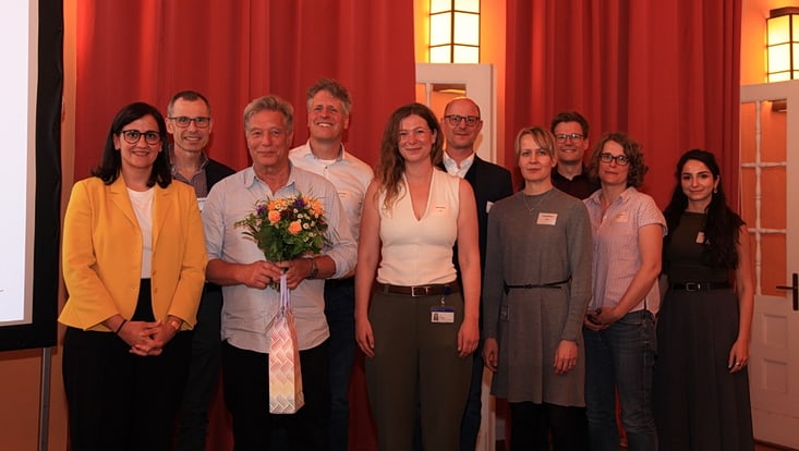 Wissenschaftssenatorin Maryam Blumenthal mit den Preisträgerinnen und Preisträgern