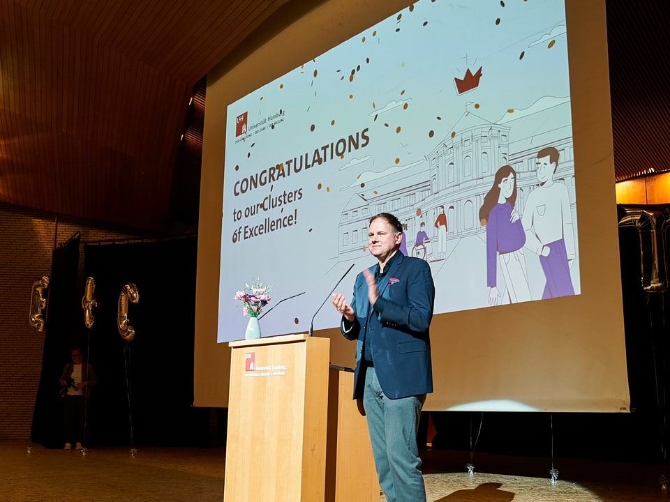 Der Präsident der Uni Hamburg bei der Cluster-Verkündung