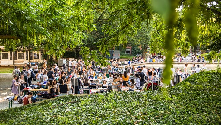 Menschen auf dem Campus