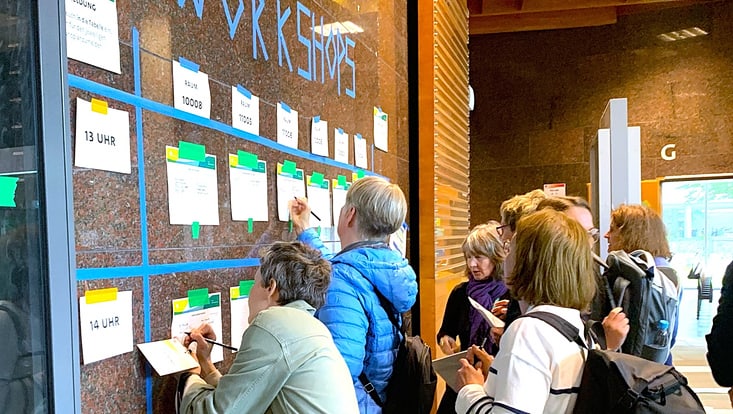 Teilnehmende beim Eintragen für die Workshops