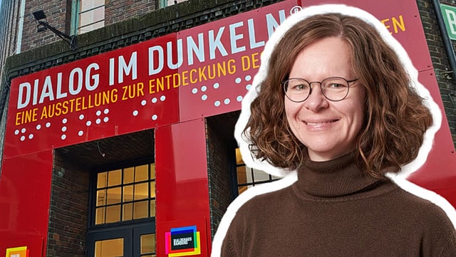 Porträt von Liona Paulus vor dem Eingangsbereich des Dialoghauses