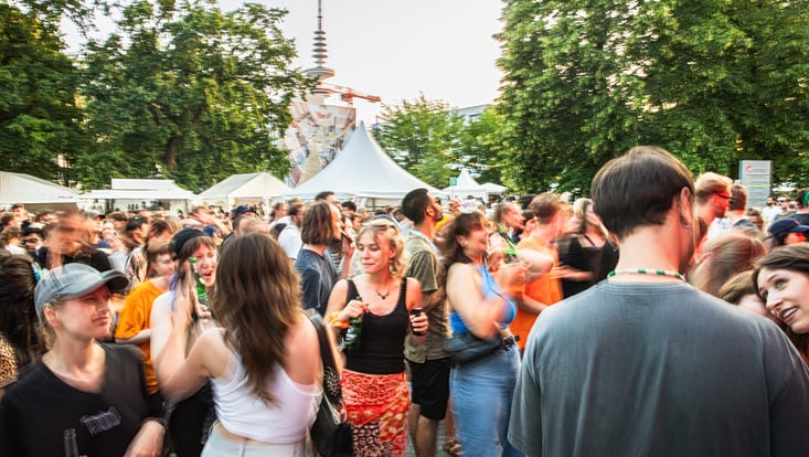 Tanzende Menschen auf dem Campusfest