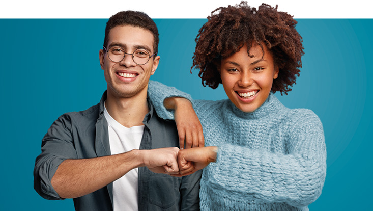 Key Visual der stellenwerk Jobmesse mit zwei jungen Menschen, die nebeneinander stehen, lachen und einen Fistbump machen.