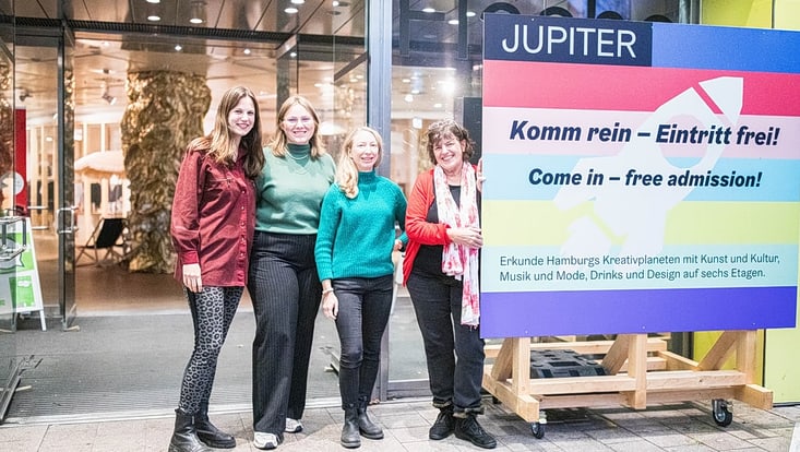 02-04-vernetzung-popup-campus-thumbnail-733x414 Gruppe von Personen neben einem Schild mit Aufschrift "Komm rein - Eintritt frei"