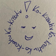Der Schriftzug Ko-kreativ steht in einem Kreis und in der Mitte ein lächelndes Gesicht